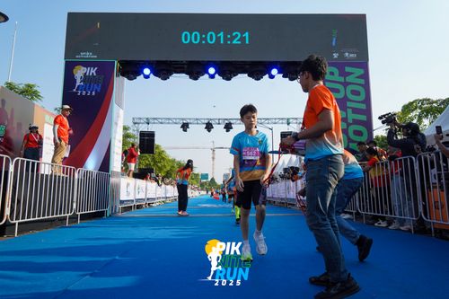 Race photo from PIK NITE RUN 2025