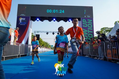 Race photo from PIK NITE RUN 2025