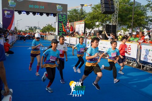 Race photo from PIK NITE RUN 2025