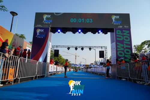 Race photo from PIK NITE RUN 2025