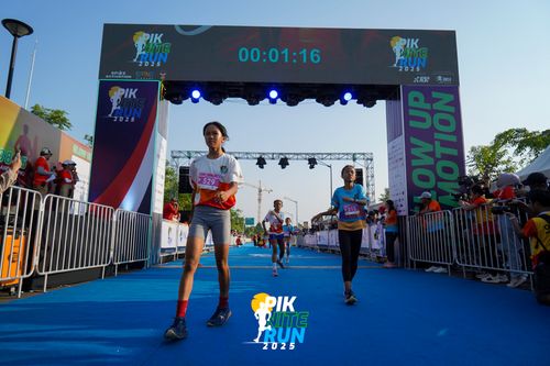Race photo from PIK NITE RUN 2025