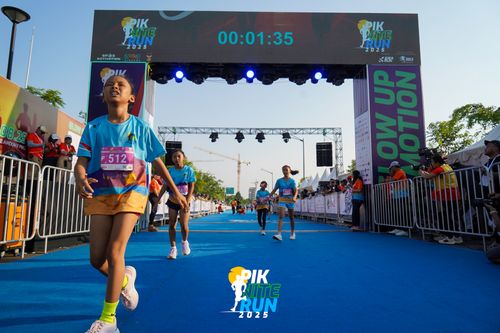 Race photo from PIK NITE RUN 2025