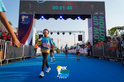 Race photo from PIK NITE RUN 2025