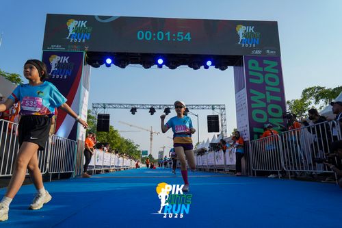 Race photo from PIK NITE RUN 2025