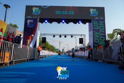 Race photo from PIK NITE RUN 2025