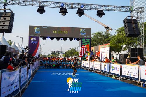 Race photo from PIK NITE RUN 2025