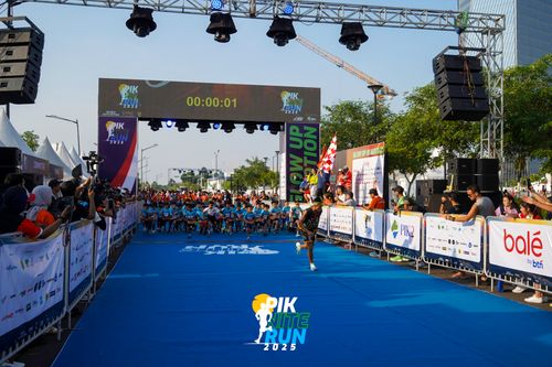 Race photo from PIK NITE RUN 2025