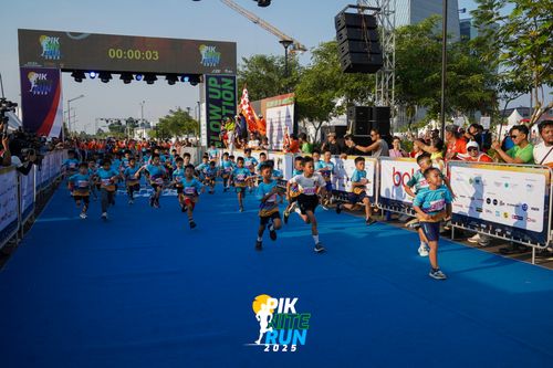 Race photo from PIK NITE RUN 2025