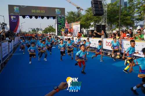 Race photo from PIK NITE RUN 2025
