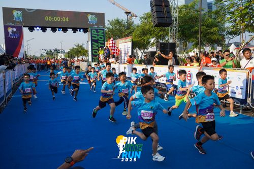 Race photo from PIK NITE RUN 2025