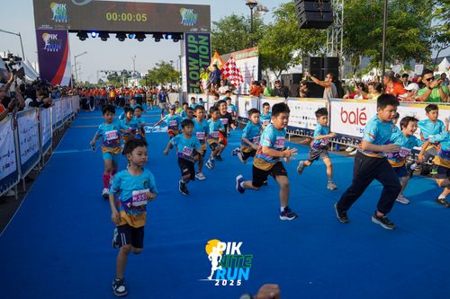 Race photo from PIK NITE RUN 2025