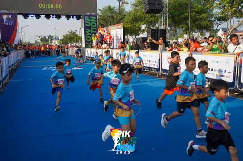 Race photo from PIK NITE RUN 2025