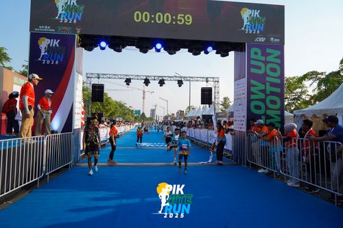 Race photo from PIK NITE RUN 2025