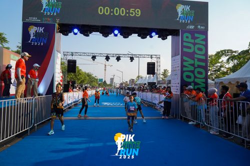Race photo from PIK NITE RUN 2025