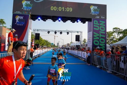 Race photo from PIK NITE RUN 2025