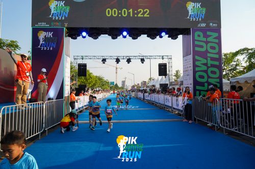Race photo from PIK NITE RUN 2025