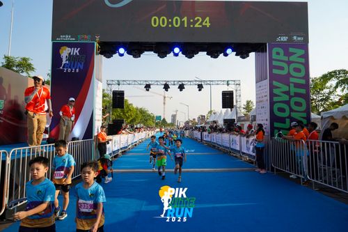 Race photo from PIK NITE RUN 2025