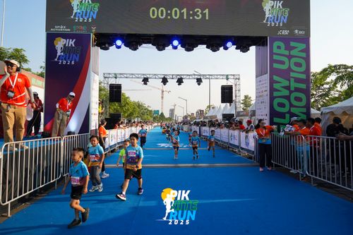 Race photo from PIK NITE RUN 2025