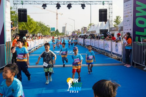 Race photo from PIK NITE RUN 2025