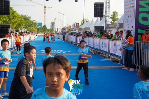 Race photo from PIK NITE RUN 2025