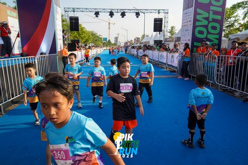 Race photo from PIK NITE RUN 2025