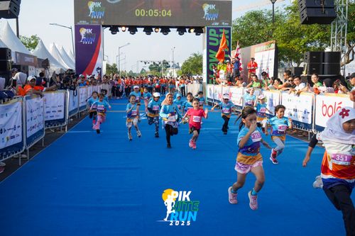Race photo from PIK NITE RUN 2025