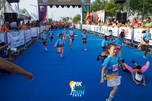 Race photo from PIK NITE RUN 2025