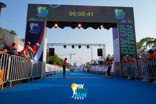 Race photo from PIK NITE RUN 2025