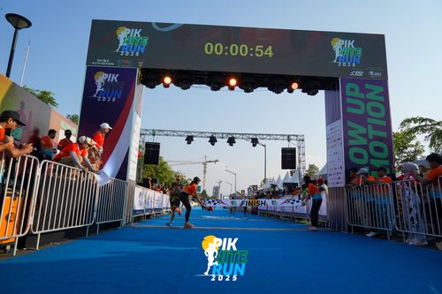 Race photo from PIK NITE RUN 2025
