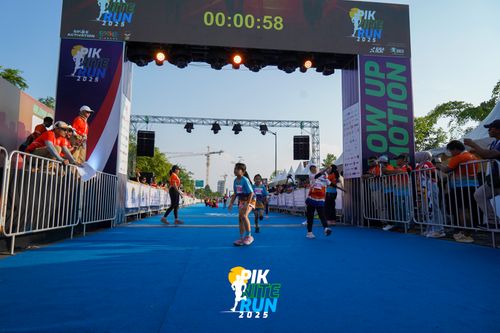 Race photo from PIK NITE RUN 2025