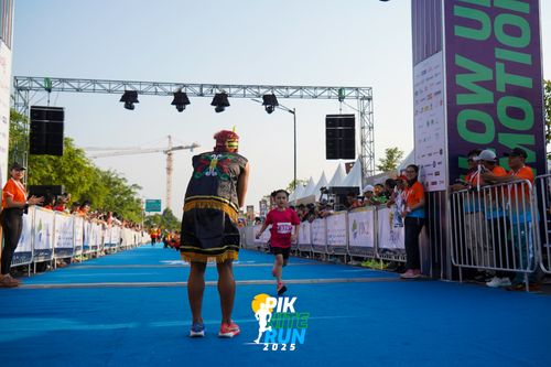 Race photo from PIK NITE RUN 2025