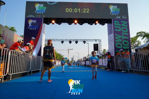 Race photo from PIK NITE RUN 2025