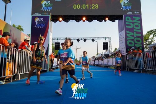 Race photo from PIK NITE RUN 2025