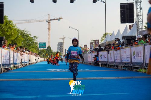 Race photo from PIK NITE RUN 2025