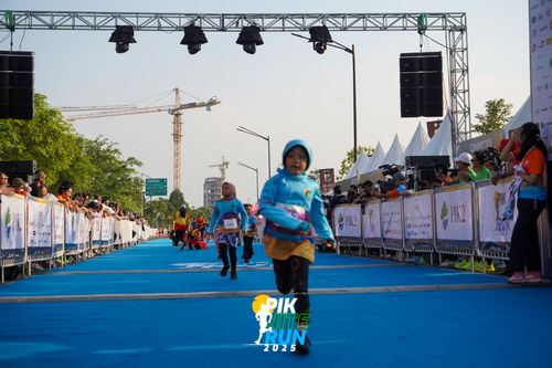 Race photo from PIK NITE RUN 2025