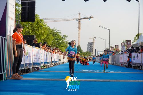 Race photo from PIK NITE RUN 2025
