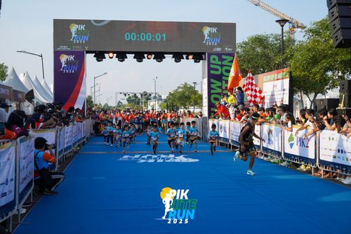 Race photo from PIK NITE RUN 2025