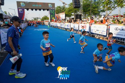 Race photo from PIK NITE RUN 2025