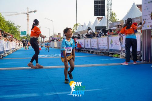 Race photo from PIK NITE RUN 2025