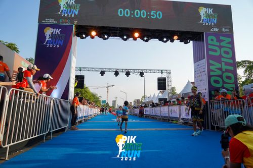 Race photo from PIK NITE RUN 2025