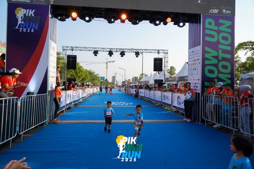 Race photo from PIK NITE RUN 2025