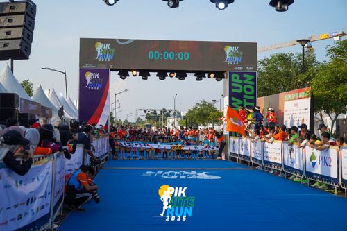 Race photo from PIK NITE RUN 2025