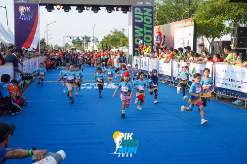 Race photo from PIK NITE RUN 2025