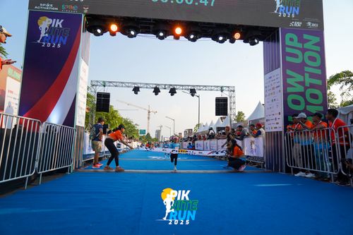 Race photo from PIK NITE RUN 2025