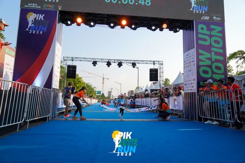 Race photo from PIK NITE RUN 2025