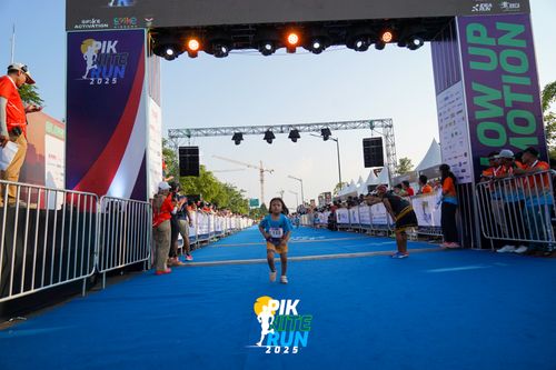 Race photo from PIK NITE RUN 2025