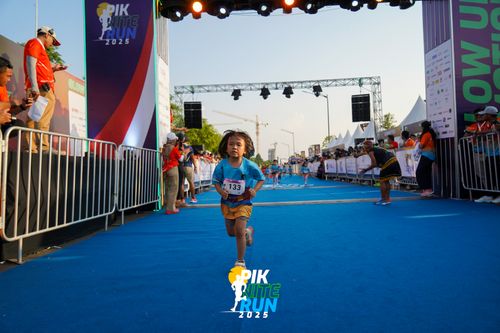 Race photo from PIK NITE RUN 2025