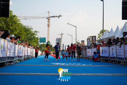 Race photo from PIK NITE RUN 2025
