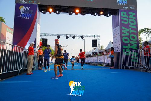 Race photo from PIK NITE RUN 2025