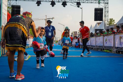 Race photo from PIK NITE RUN 2025